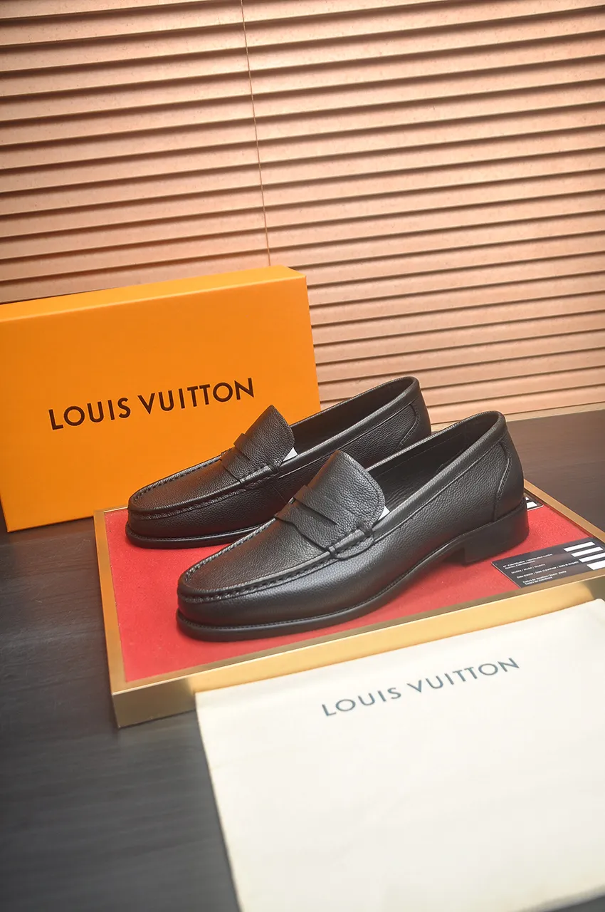 Men's men's shoes 💰540💶 [LV] (original single cowhide lining) 🍀LV's latest genuine leather business suit shoes are launched simultaneously on the official website. The first-layer cowhide imported from Italy is made of heavy gold, 💥official website 1:1 rubber outsole. Versatile to wear, high-end without losing class, and the color combination is extraordinary. This four-season style is alluring when worn on your feet, showing off your big-name flair. Standard code 39-45 (45 customized)